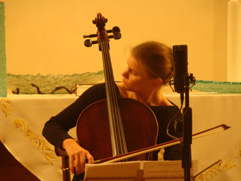 Česk violoncellista Anna Brikciusov, bsnick čten Brikciusov Na Prdle & Opil plachtivice (Festival Den Poezie 2014 - 204. vroč narozen bsnka Karla Hynka Mchy - Rok česk hudby 2014), Kostel sv. Jana Křtitele Na Prdle, Praha 2014. Foto archv http://Festival.Brikcius.com