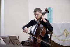 Česk violoncellista Anna Brikciusov, bsnick čten Brikciusov Na Prdle & Opil plachtivice (Festival Den Poezie 2014 - 204. vroč narozen bsnka Karla Hynka Mchy - Rok česk hudby 2014), Kostel sv. Jana Křtitele Na Prdle, Praha 2014. Foto Alina Bogdana Mihai. http://Festival.Brikcius.com