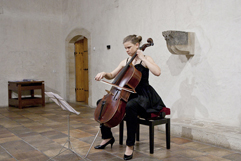 Česk violoncellistka Anna Brikciusov; koncert J. S. BACH: VIOLONCELLOV SUITY; Festival Brikcius - 4. ročnk cyklu koncertů komorn hudby v Domě U Kamennho zvonu #Bach330. Foto: Alina Bogdana Mihai. http://Festival.Brikcius.com