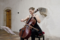 Česk violoncellistka Anna Brikciusov; koncert J. S. BACH: VIOLONCELLOV SUITY; Festival Brikcius - 4. ročnk cyklu koncertů komorn hudby v Domě U Kamennho zvonu #Bach330. Foto: Alina Bogdana Mihai. http://Festival.Brikcius.com