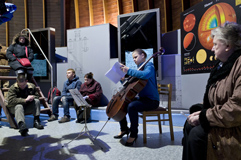 Violoncellistka Anna Brikciusov; Bsnick čten DEN POEZIE & NOC PROŠEL DEN, Štefnikova hvězdrna Petřn; Festival Brikcius - 5. ročnk cyklu koncertů komorn hudby v Praze. Foto: Alina Bogdana Mihai, http://Festival.Brikcius.com