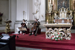 Česk sourozeneck violoncellov Duo Brikcius (Anna Brikciusov - violoncello, František Brikcius - violoncello), Ing. Oldřich Lomeck, starosta Městsk čsti Praha 1 a kaplan pplk. Miloslav Kloubek; violoncellov koncert DUO BRIKCIUS & OffenBACH; Vojensk kostel sv. Jana Nepomuckho, Praha; Festival Brikcius - 6. ročnk cyklu koncertů komorn hudby v Praze 2017. Foto: Alina Bogdana Mihai, http://Festival.Brikcius.com